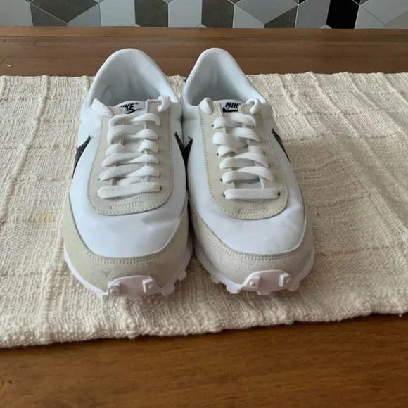 Nike athletic shoes new - Picture 2 of 5